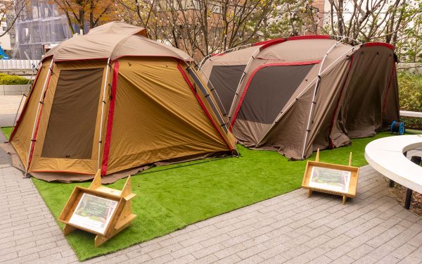 「CAMPING OFFICE SHIBUYA」。向かって左が8人用の「ラウンジシェルセット」、右が12人用の「ランドロックセット」。